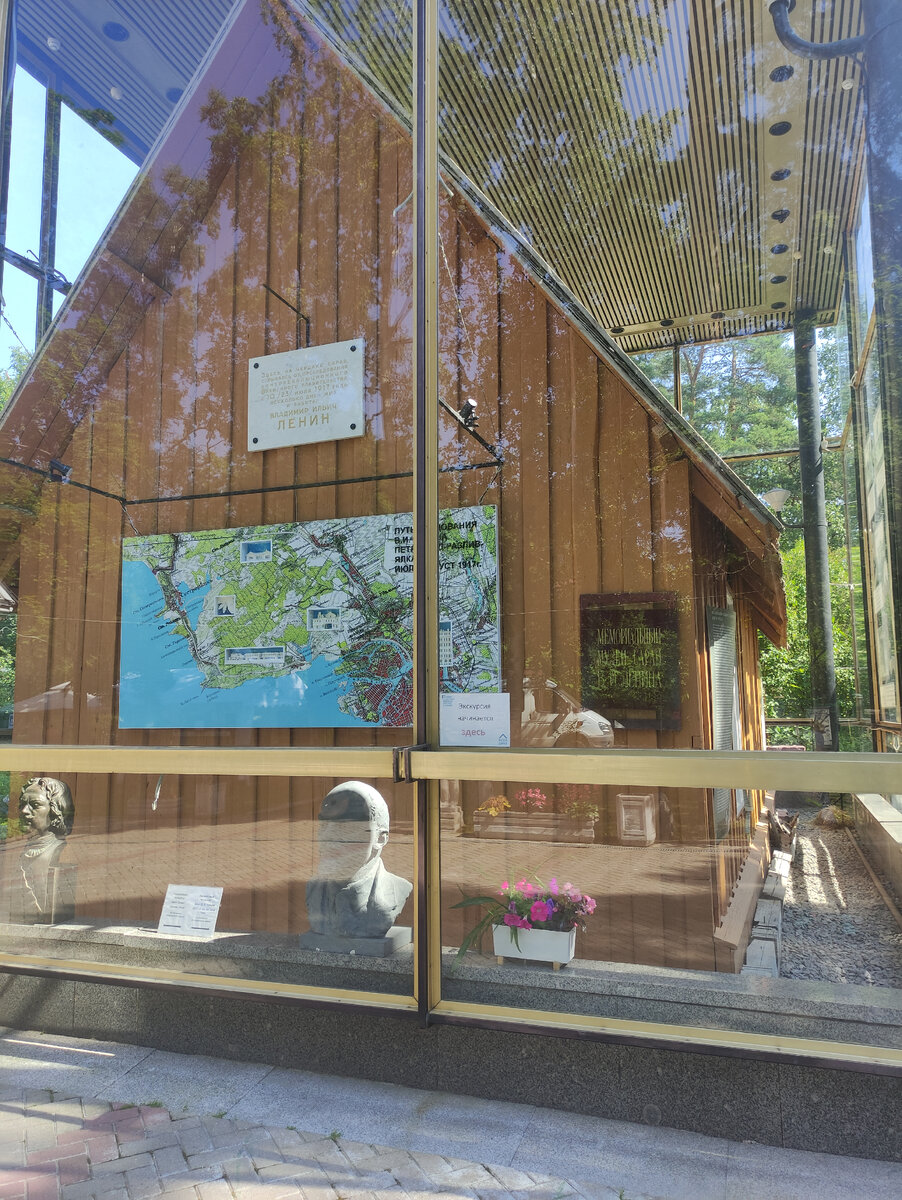 В 70е гг для сарая соорудили такой стеклянный купол. Он и позволил сохранить сарай.