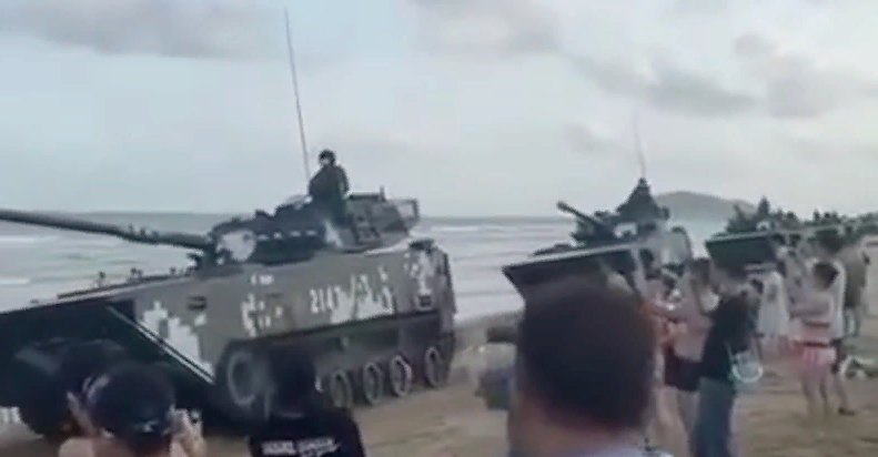 Китайские плавающие танки на берегах пролива, разделяющего континентальный Китай и остров Тайвань (фото с сайта life.ru)