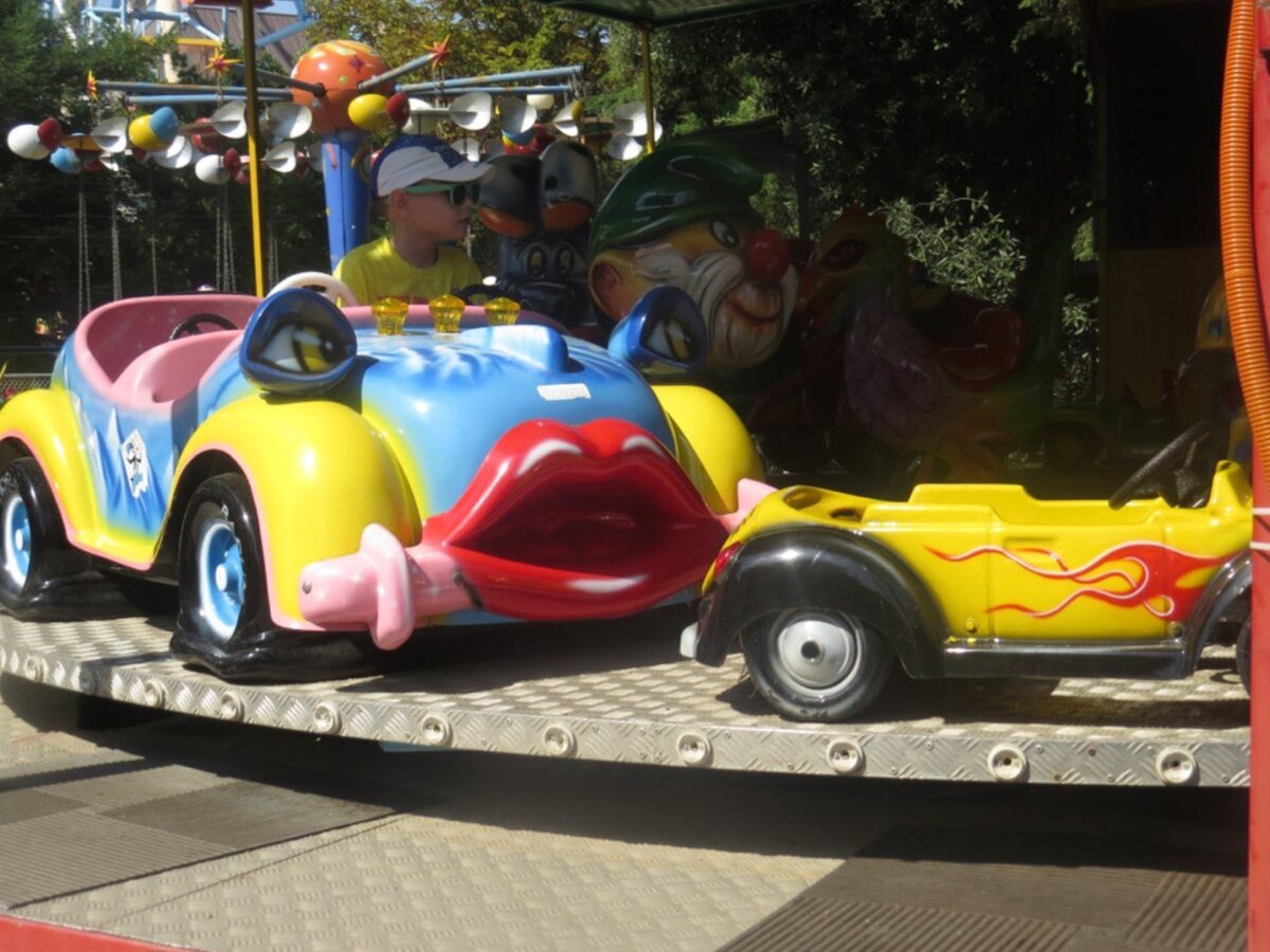 Детские аттракционы в парке 