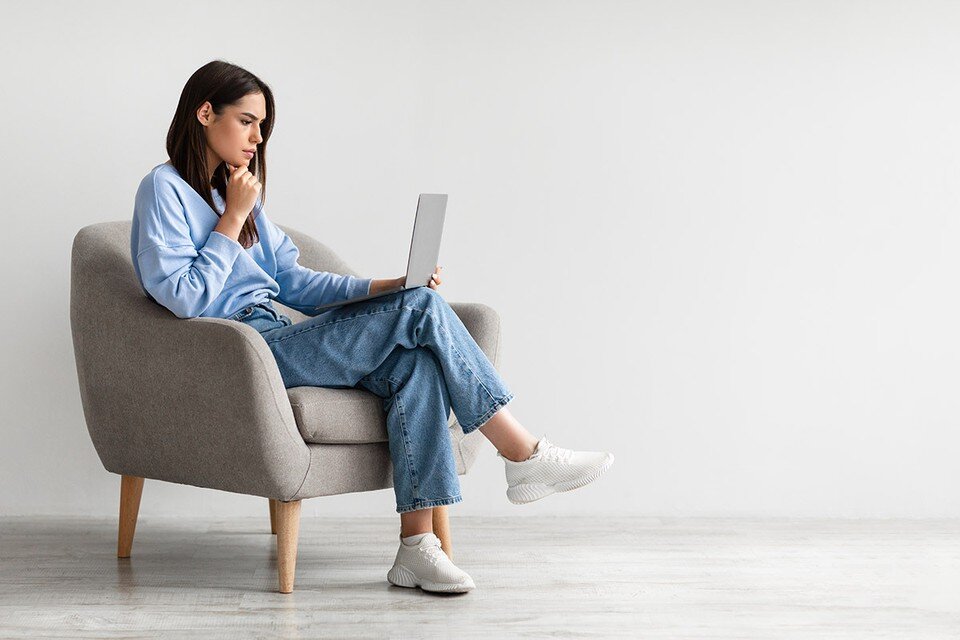     Как оказалось, 36% респондентов предпочитают получать новости из соцсетей и мессенджеров.  Shutterstock