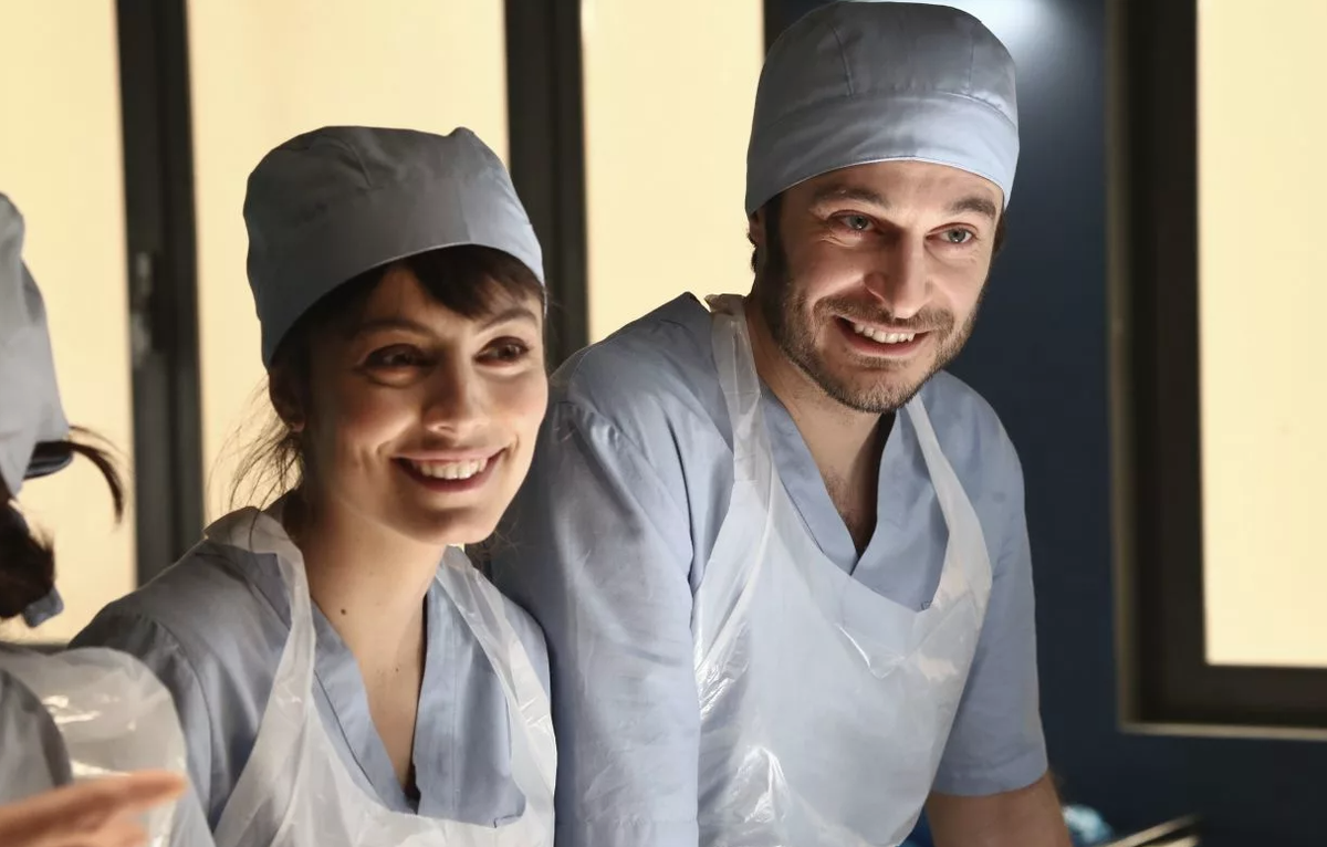 Здесь тот самый красавец-врач - донжуан и бабник Клаудио комфорти (Лино Гуанчале). Источник: kino-teatr.ru