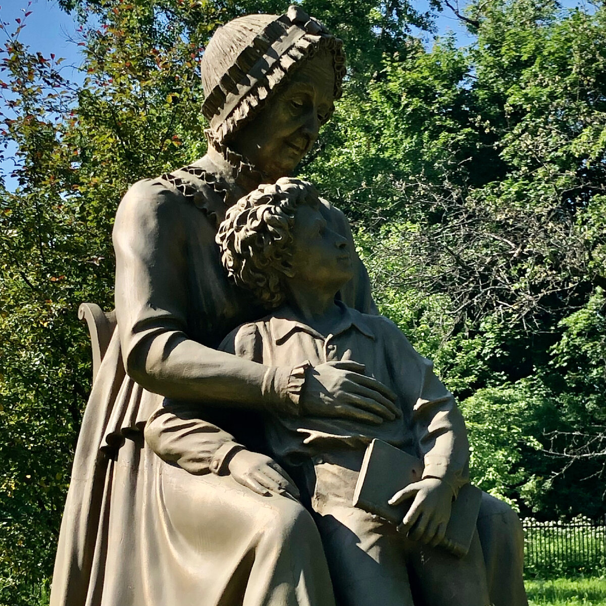 Памятник в усадьбе Захарово, посвящённый бабушке и юному Александру (фото автора) 