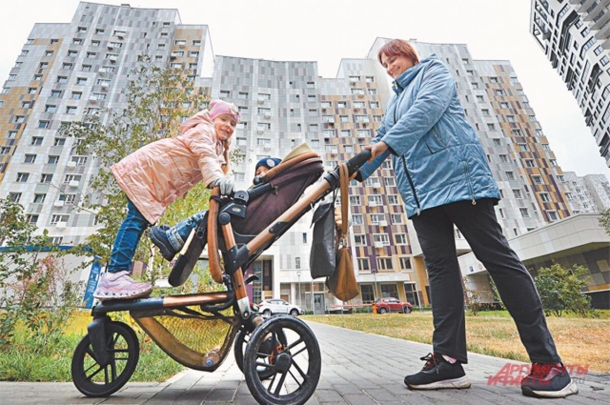    В дом на ул. Обручева, 5, переехали 355 жителей из двух хрущёвок на Профсоюзной ул. Новоселье отметила 141 семья.