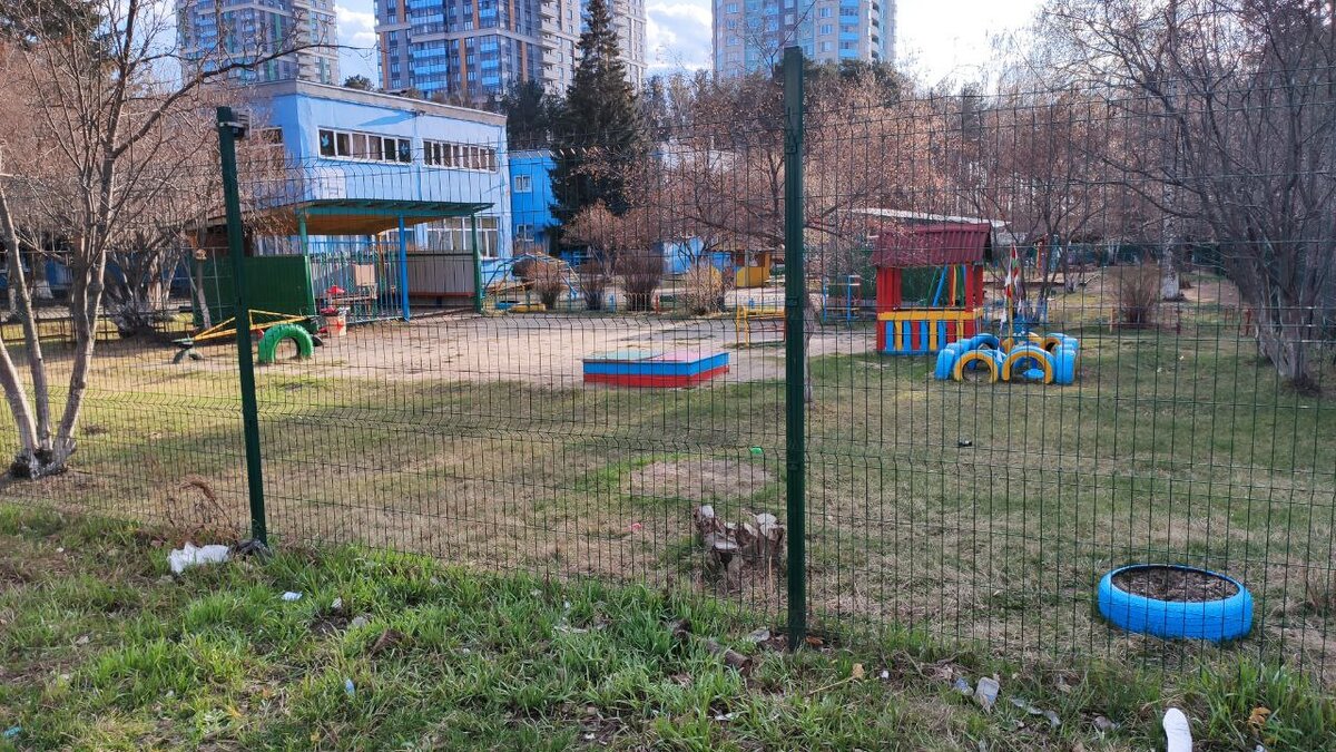 В мае, еще до распределения, ездили с мальчишками смотреть подведомственный садик в который в итоге и пошли