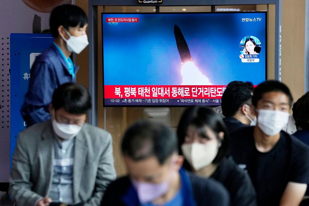 TV-Bilder eines nordkoreanischen Raketentests (im südkoreanischen Fernsehen) Foto: Ahn Young-joon / AP