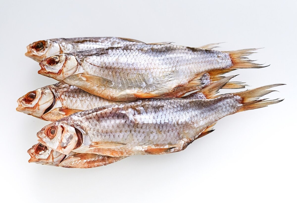 Эта солёная рыбка чем-то походит на сакуру, не находите? И нежно-розовый отблеск, и аромат... М-м-м!  