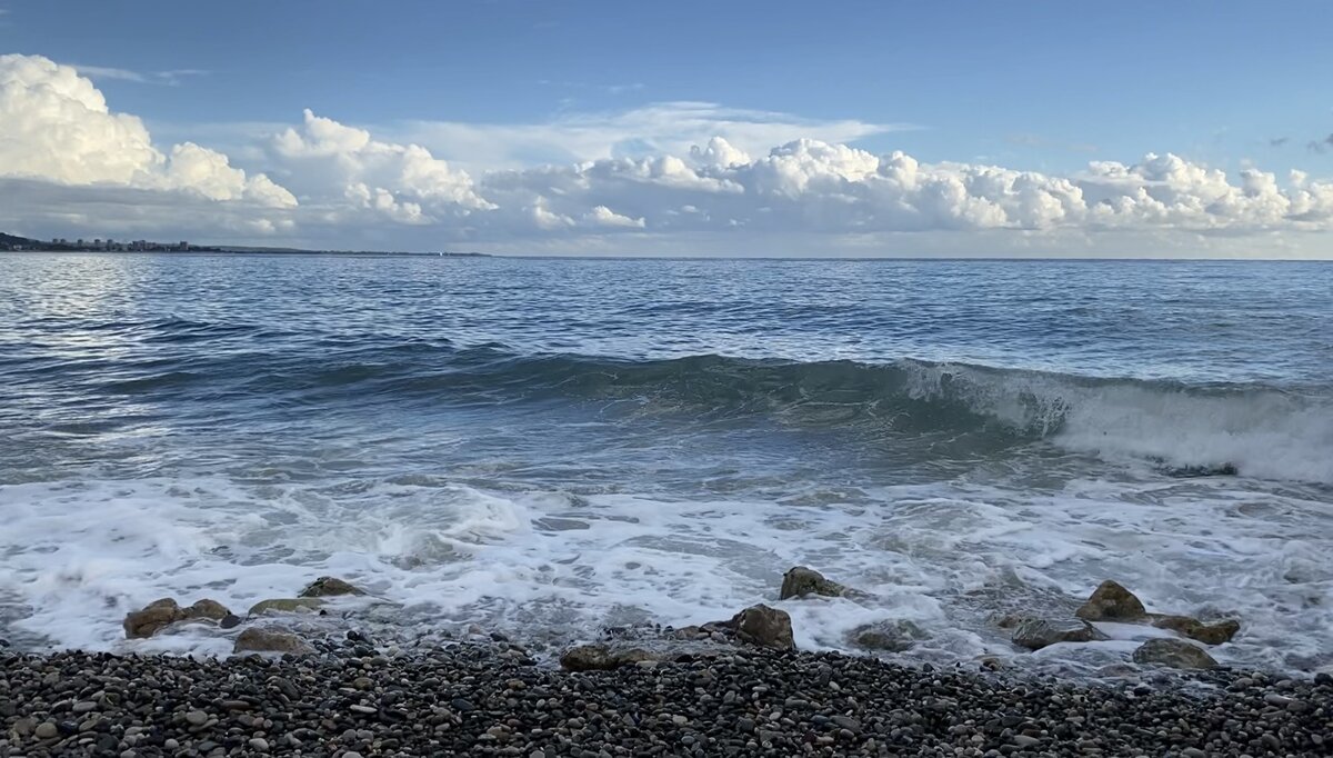 Чёрное море волнуется.