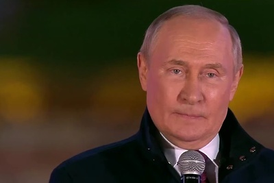   Президент РФ Владимир Путин на митинге-концерте на Красной площади ©Скриншот