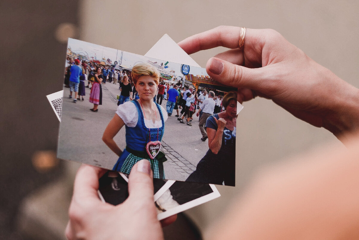 Рассматриваю всю старую фотографию, сделанную на Октоберфесте.