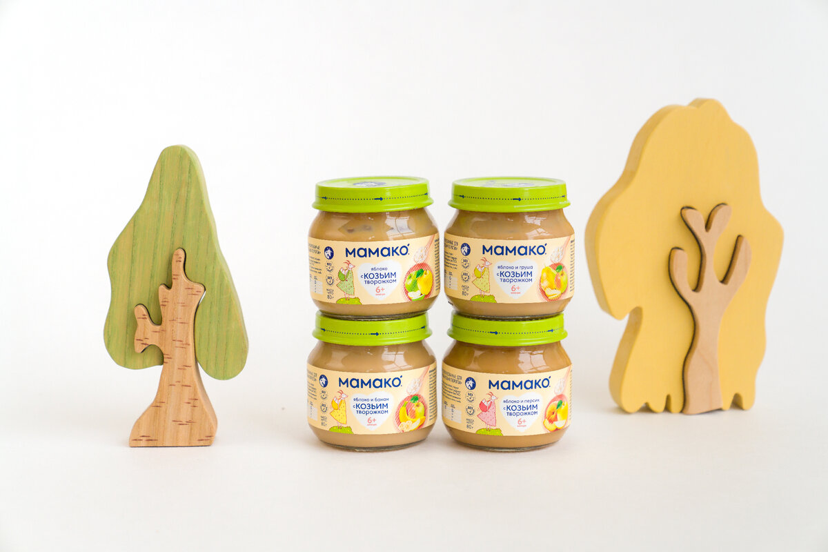 Фруктовые пюре отличный вариант прикорма, уже после введения овощей в рацион малыша