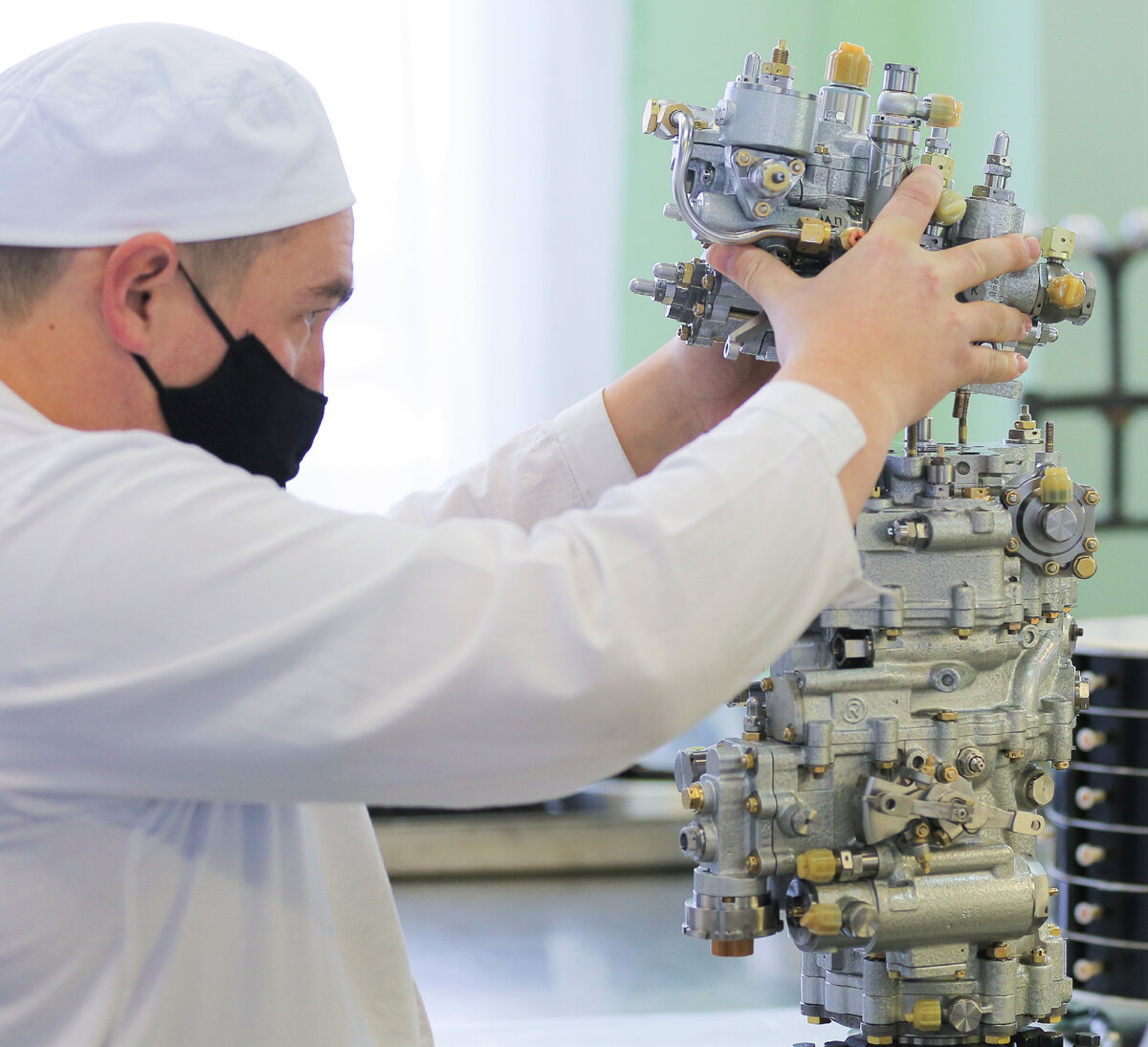Сборка насоса-регулятора авиационного двигателя в цехе ОДК-СТАР © ОДК