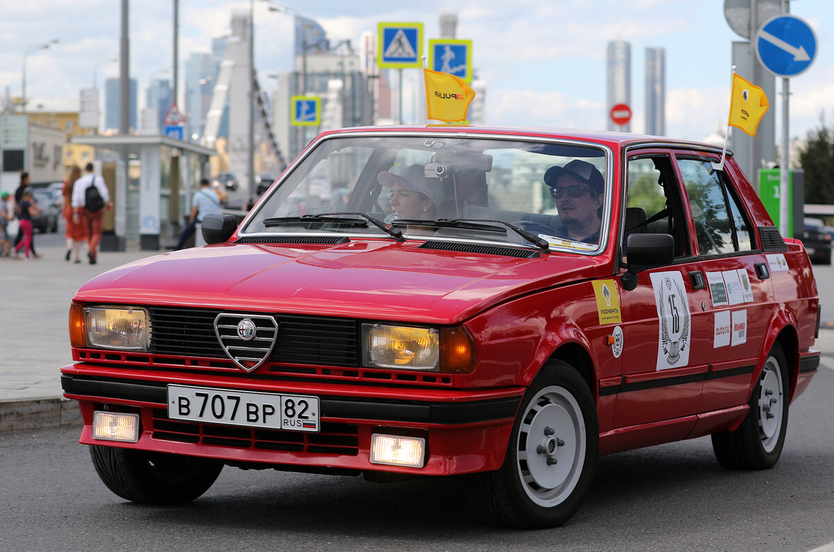 экипаж Павел Ушаков и Ирина Шарапова на автомобиле Alfa Romeo Giulietta