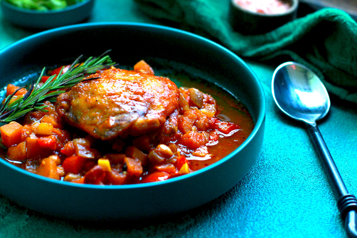 Аппетитная курочка с овощным рагу от Елены Некрасовой. Рецепт здесь: https://t.me/urbanistka_vl