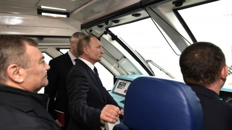     Владимир Путин в кабине машиниста поезда на Крымском мосту. kremlin.ru