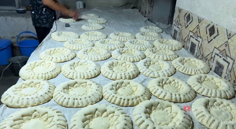    Видео пекарь забирается в разогретую печь, чтобы приготовить хлеб