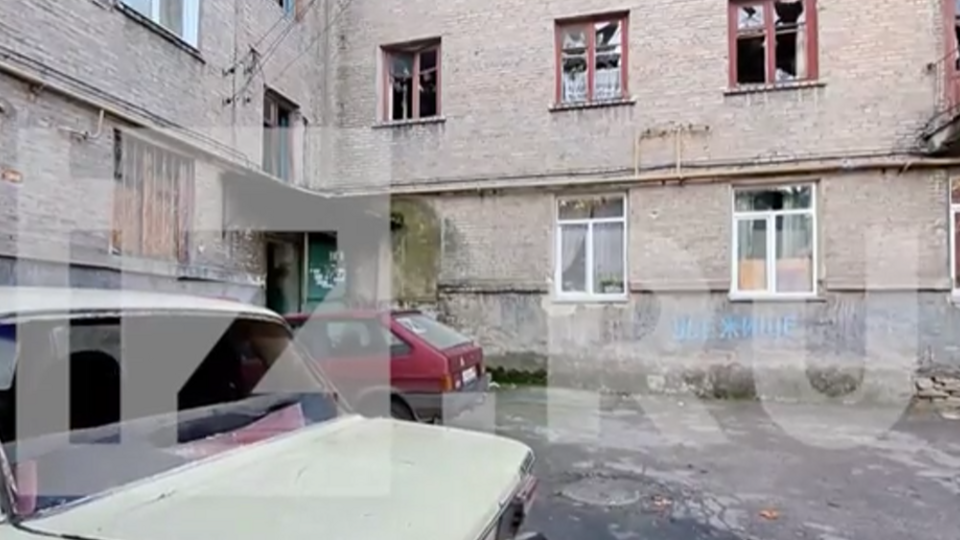     "По детям, старикам бьют", – кадры последствий обстрела района Донецка скриншот видео
