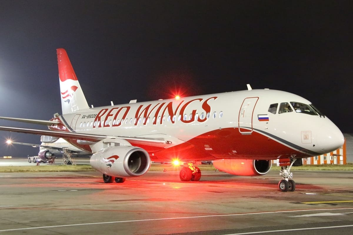 Ред вингс рейсы. SSJ 100 Red Wings. Авиакомпания ред Вингс. Red Wings SSJ 100 2021. Red Wings Airlines самолеты