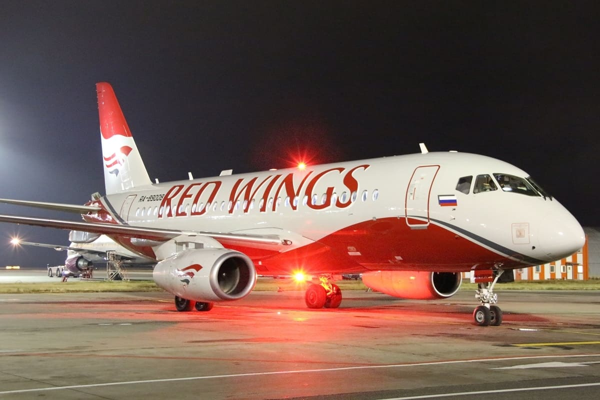 Полеты red wings. SSJ 100 Red Wings. Ред Вингс самолеты. Самолёт авиакомпании Red Wings. Самолёт авиокомпаеия ред Вингс.