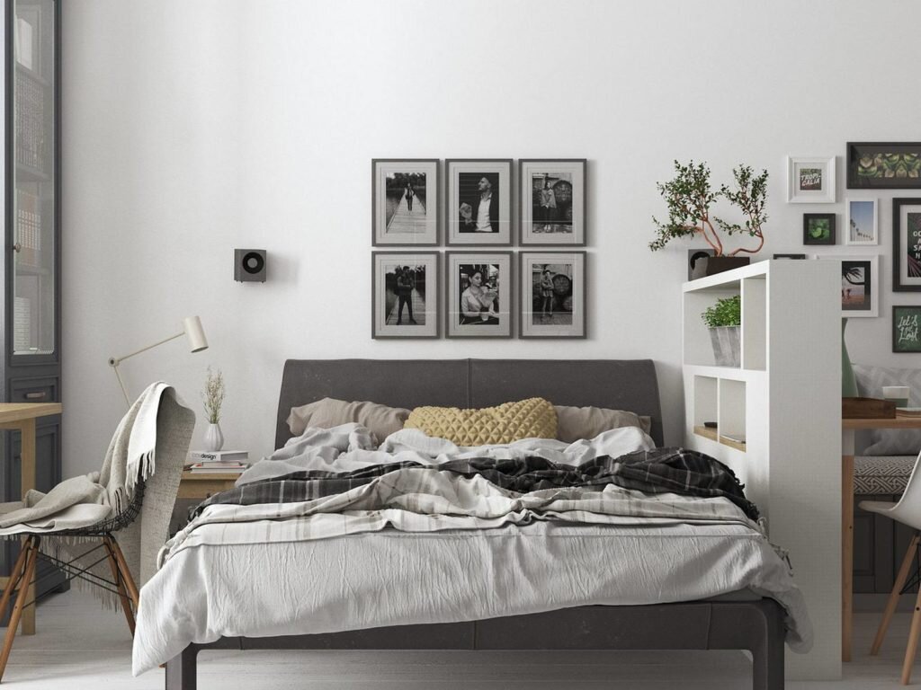 Кухня-гостиная, спальня, прихожая и полноценное рабочее место. Студия 28 кв.м. в монохромной палитре