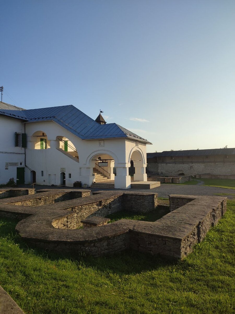 Довмонтов город. Приказные палаты и фундаменты храмов