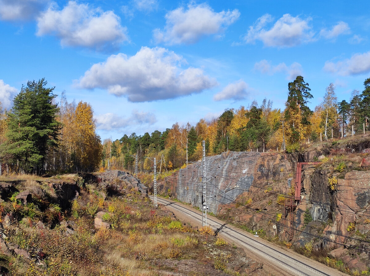 Железнодорожные пути проходят между скал.