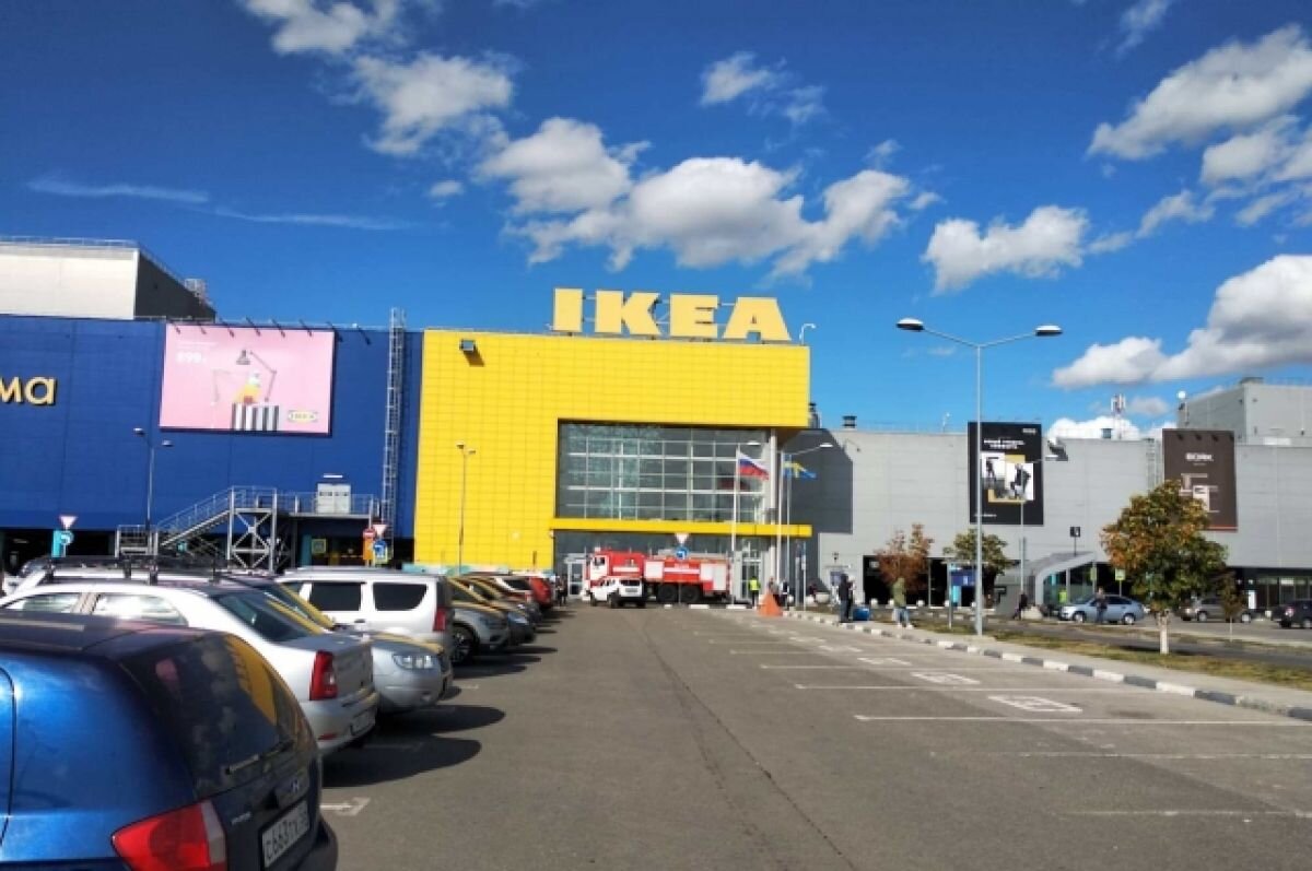    В Казани на фасаде торгового центра "Мега" нет вывески IKEA на русском языке.