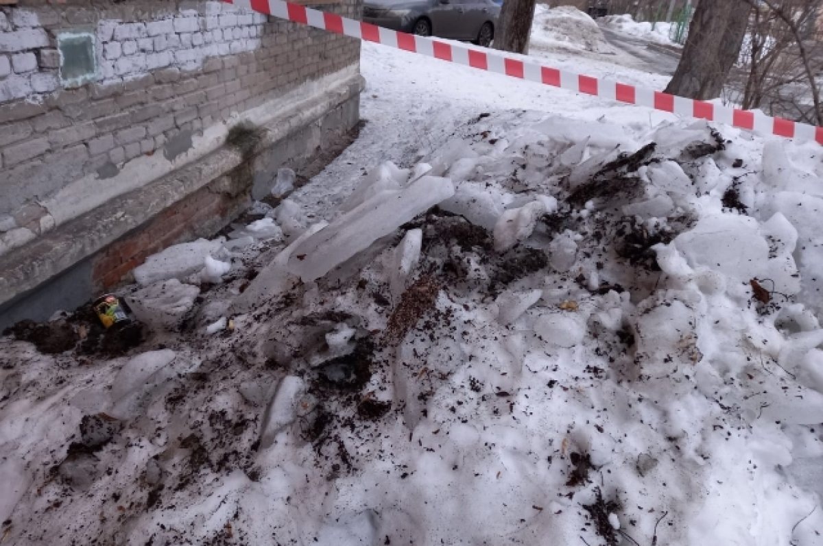    В Новосибирске прекратили дело о падении глыбы льда на женщину