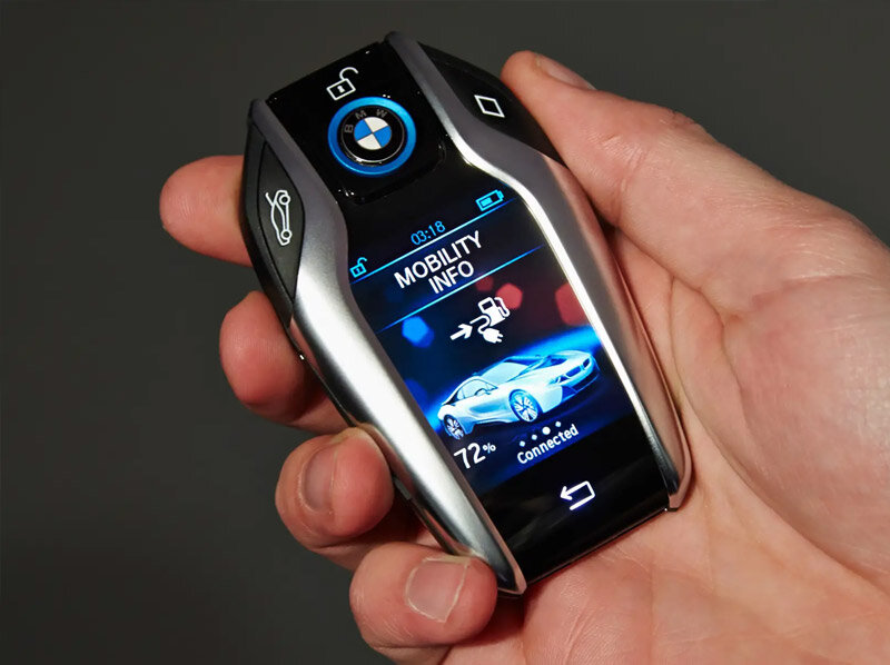 Bmw display key. BMW i8 Key. Ключи от БМВ м8. Ключ от BMW i8. Ключ BMW 7 2021.