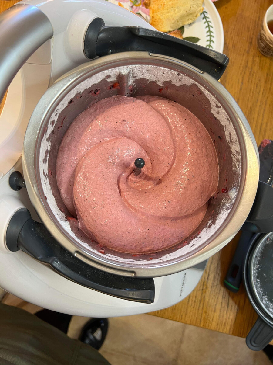 Десерт из ягод, сахара и белка. Фотография из личного архива.