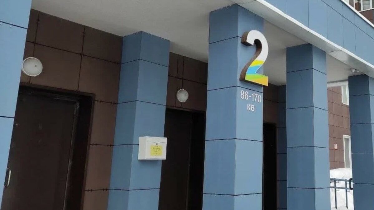     Жители казанского микрорайона «Салават Купере» пожаловались на подростков, которые портят стены, разбивают камеры и с корнем выдирают двери в подъездах. На замечания старшеклассники хамят и угрожают.