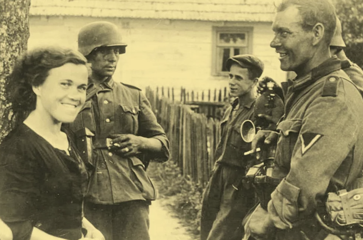 Советский человек в оккупации. Дети и солдаты вермахта 1941. Немцы и советские женщины. Немецкие солдаты и женщины. Женщины второй мировой войны.