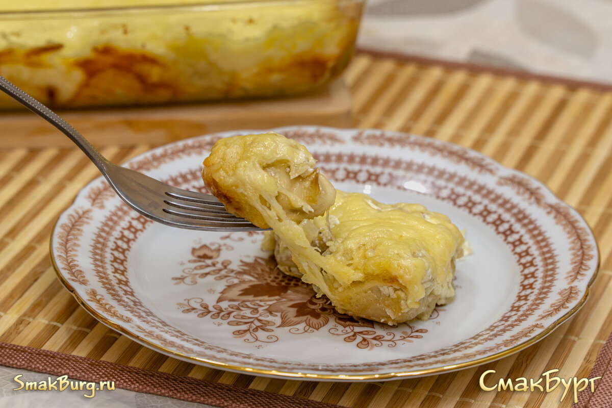 Сочные и ароматные пельмешки под аппетитной сырной корочкой - прекрасное второе блюдо, которое может выручить в любой момент!