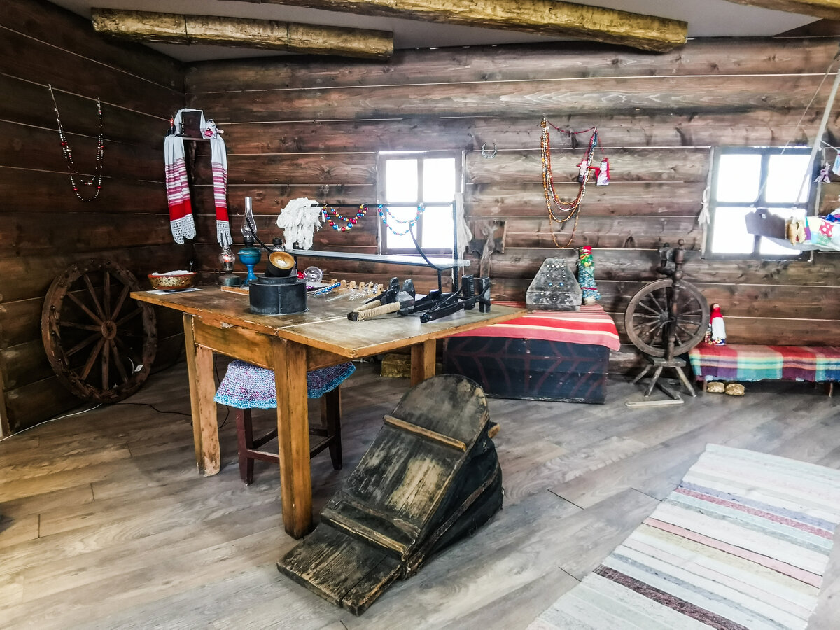 Русская изба 19 века, в которой собраны инструменты стеклодувов тех времен.