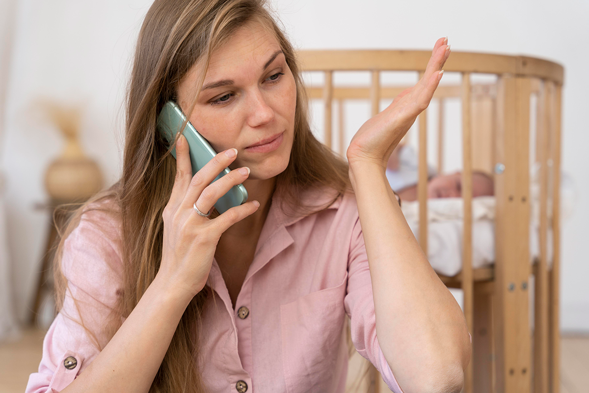 Мамка разговаривает по телефону. Мама разговаривает по телефону. Mother talking on the Phone. Careless mother talking on the Phone.