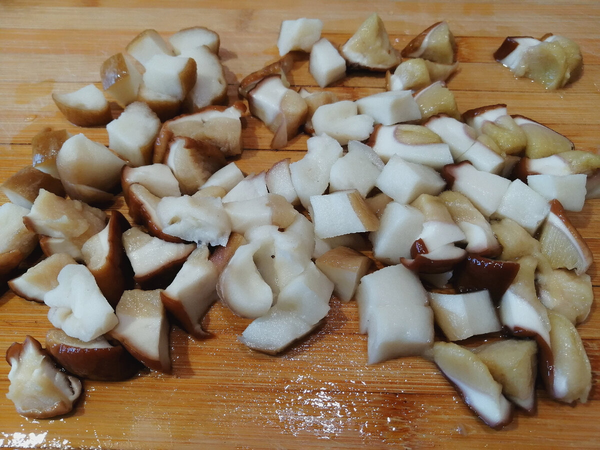 Белые грибы нарезаем кубиками