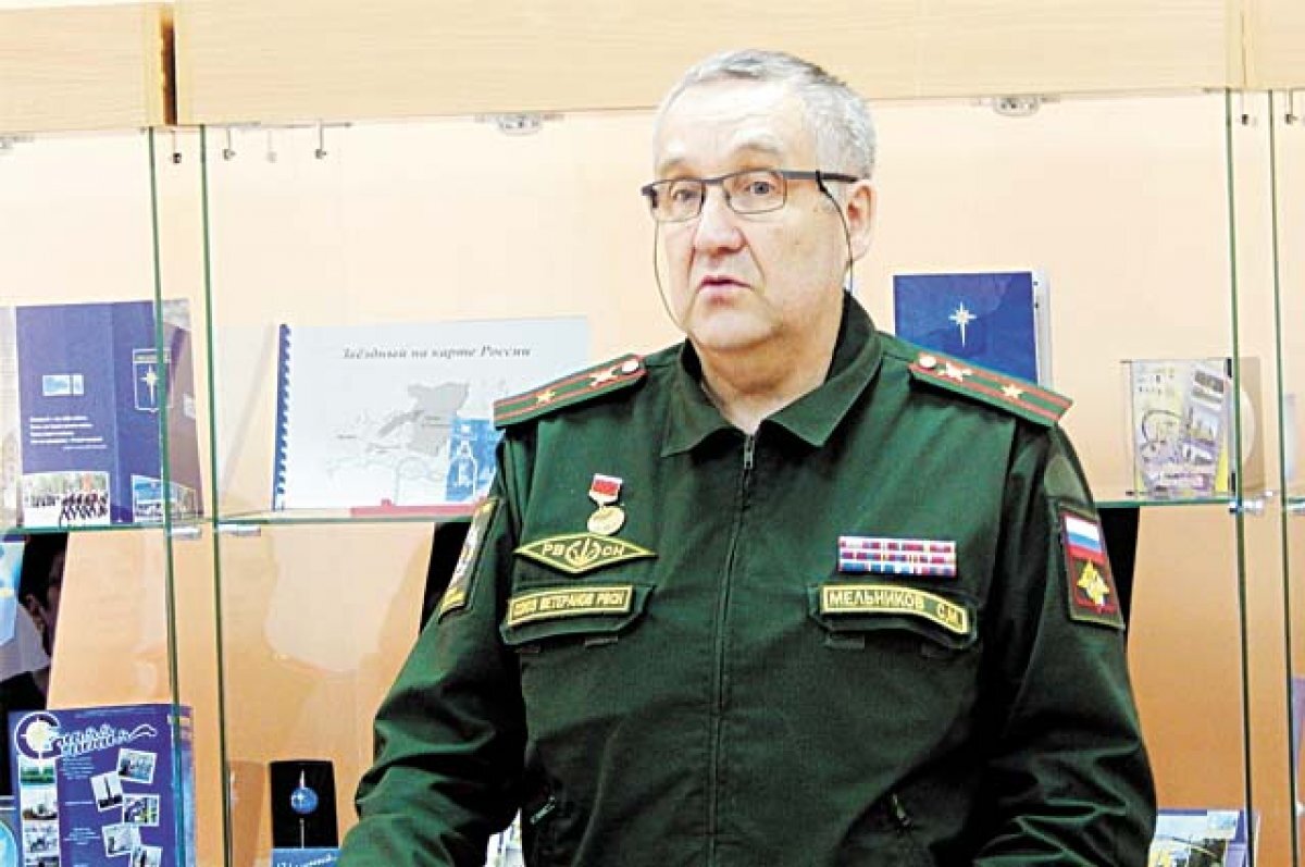    Ракетчик со стажем рассказывает детям о 52-й дивизии.