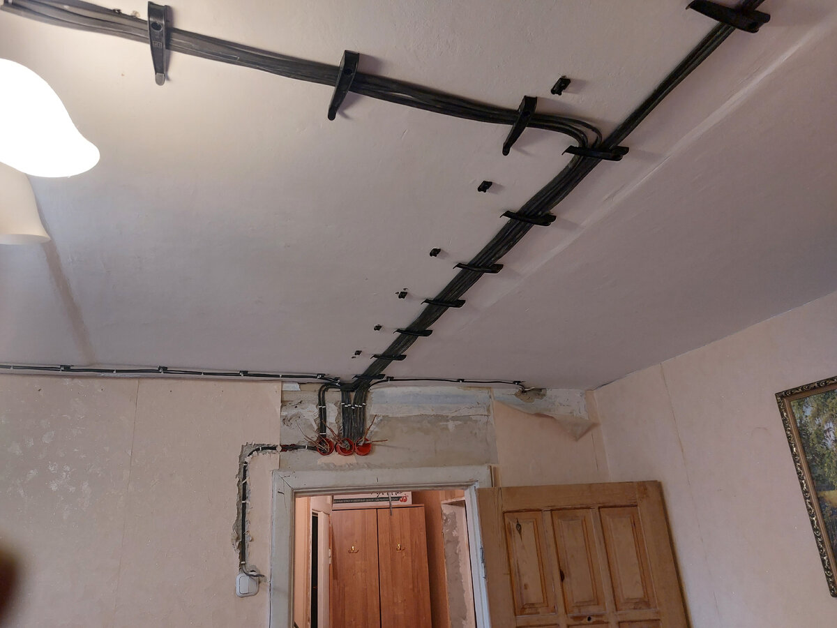 Электромонтаж в комнате