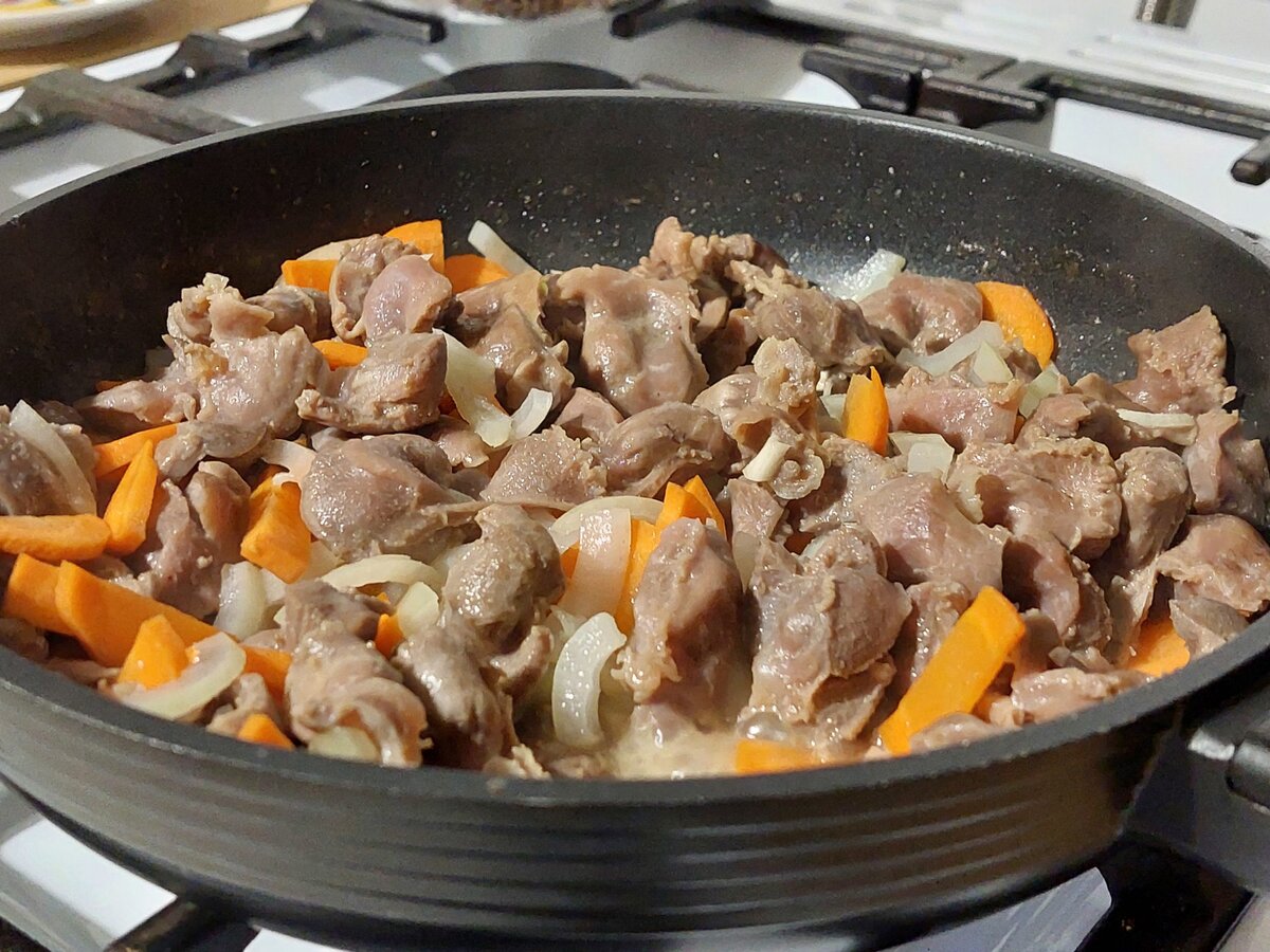 Сколько времени тушить куриные желудки на сковороде. Пупочки куриные тушеные. тушеные куриные желудки. желудочки куриные. пупочки куриные жареные.