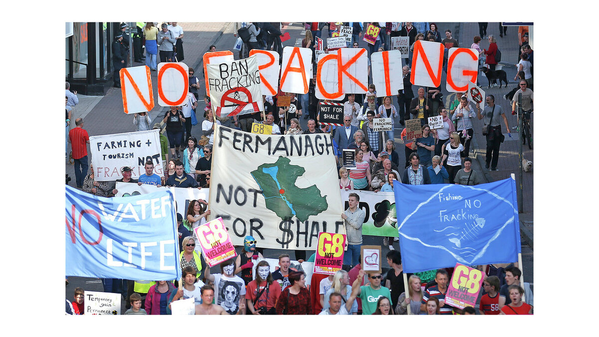    Протестующие во время саммита G8 в Северной Ирландии© AP / Peter Morrison