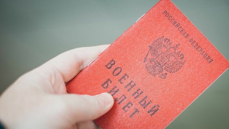     В России введут более суровое наказание за уклонение от призыва на военную службу по мобилизации. Именно такой законопроект с поправками в Уголовный кодекс обсуждали депутаты Государственной думы. Об этом сообщает издание «Известия».