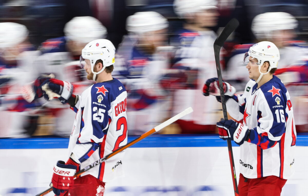    Хоккеисты ЦСКА Михаил Григоренко и Сергей Плотников  Михаил Терещенко/ТАСС