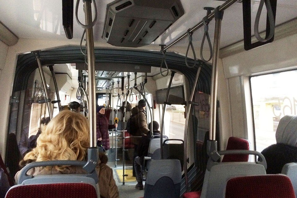     В минских троллейбусах установлены камеры видеонаблюдения, которые, в том числе, помогают найти хулиганов. Дарья ПУТЕЙКО