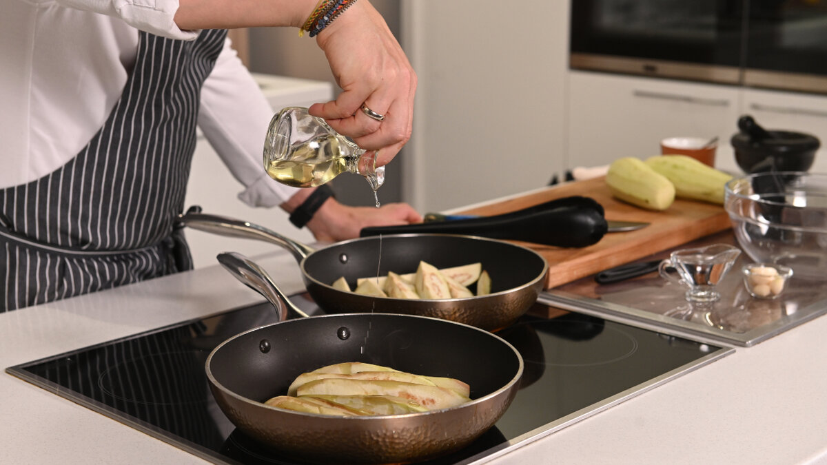    Обжарьте баклажаны до румяных бочков