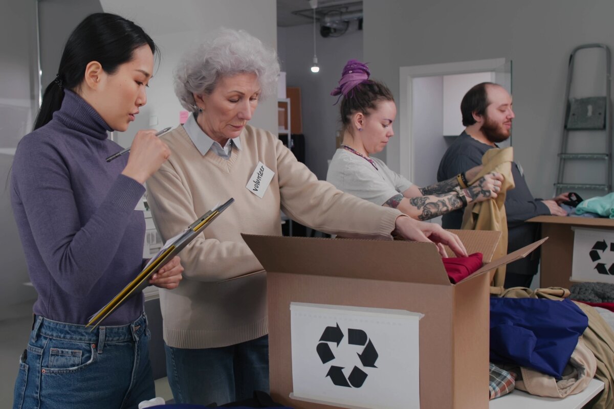    До попадания на полки магазина вещи обязательно сортируют и обрабатывают специальными средствами