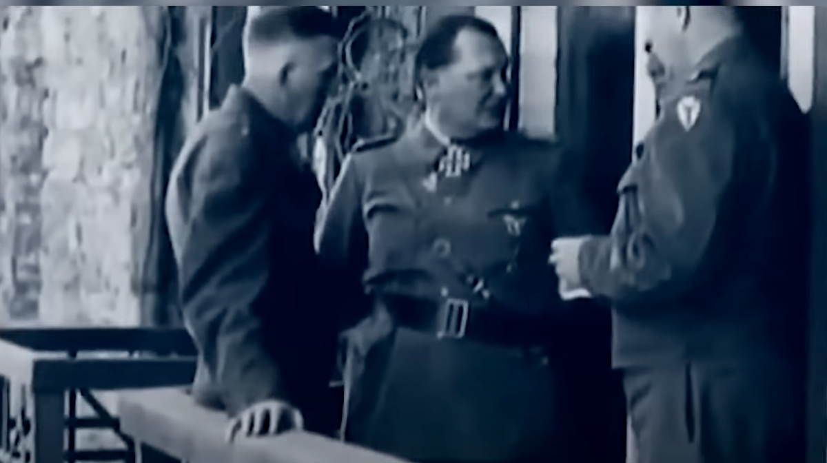 Скульптор высекает. Допрос партизана в гестапо. Конструктор красного цвета 1993 трейлер. Доктор франкенштейн 1931. Над людой.