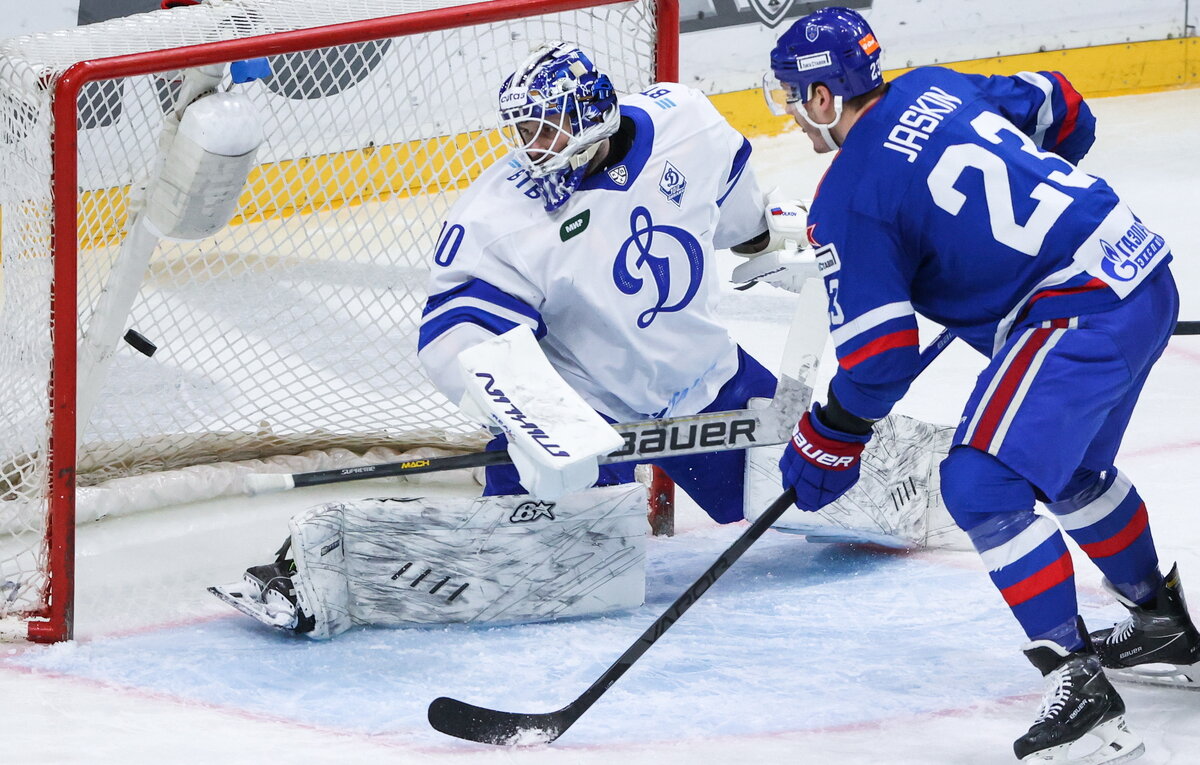   Вратарь "Динамо" Константин Волков и нападающий СКА Дмитрий Яшкин  Александр Демьянчук/ТАСС
