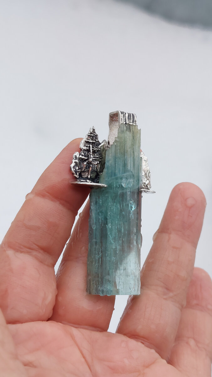 это фото выполнено без фильтров при естественном дневном свете на балконе в пасмурную питерскую погоду. Максимально приближено к жизни. Да, у нас оттепель, вы видите капель на кулоне и руке