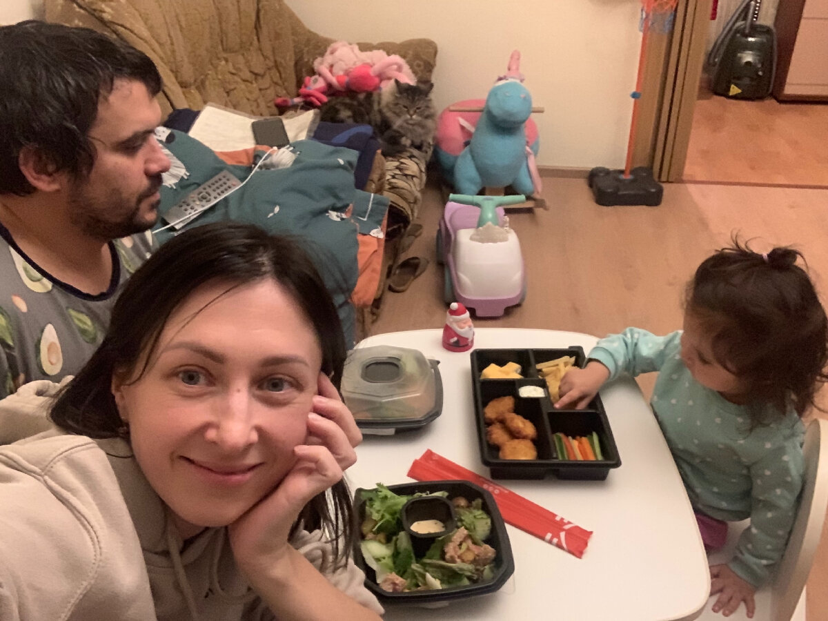 У меня салат Нисуаз, у мужа с креветками, ещё не открыт, у дочки детский набор с зажаренными наггетсами, которые съели мы с мужем. А ещё была утка, суши и десерт:)