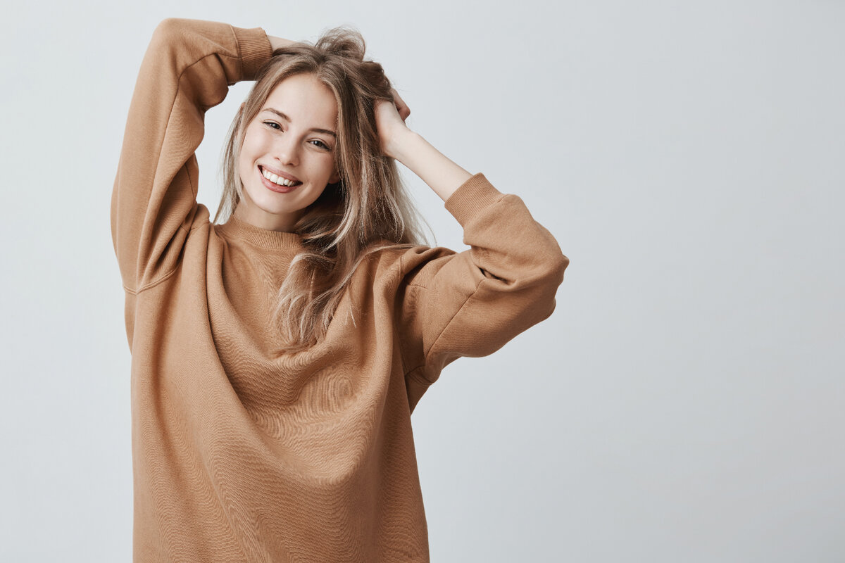 <a href="https://ru.freepik.com/free-photo/beautiful-pretty-charming-young-blonde-woman-in-loose-sweater-smiling-happily-having-fun-indoors-playing-with-long-straight-hair_9116644.htm#query=%D1%81%D0%B8%D0%BC%D0%BF%D0%B0%D1%82%D0%B8%D1%87%D0%BD%D0%B0%D1%8F%20%D0%B4%D0%B5%D0%B2%D1%83%D1%88%D0%BA%D0%B0%20%D0%B1%D0%BB%D0%BE%D0%BD%D0%B4%D0%B8%D0%BD%D0%BA%D0%B0&position=17&from_view=search&track=ais">Изображение от cookie_studio</a> на Freepik