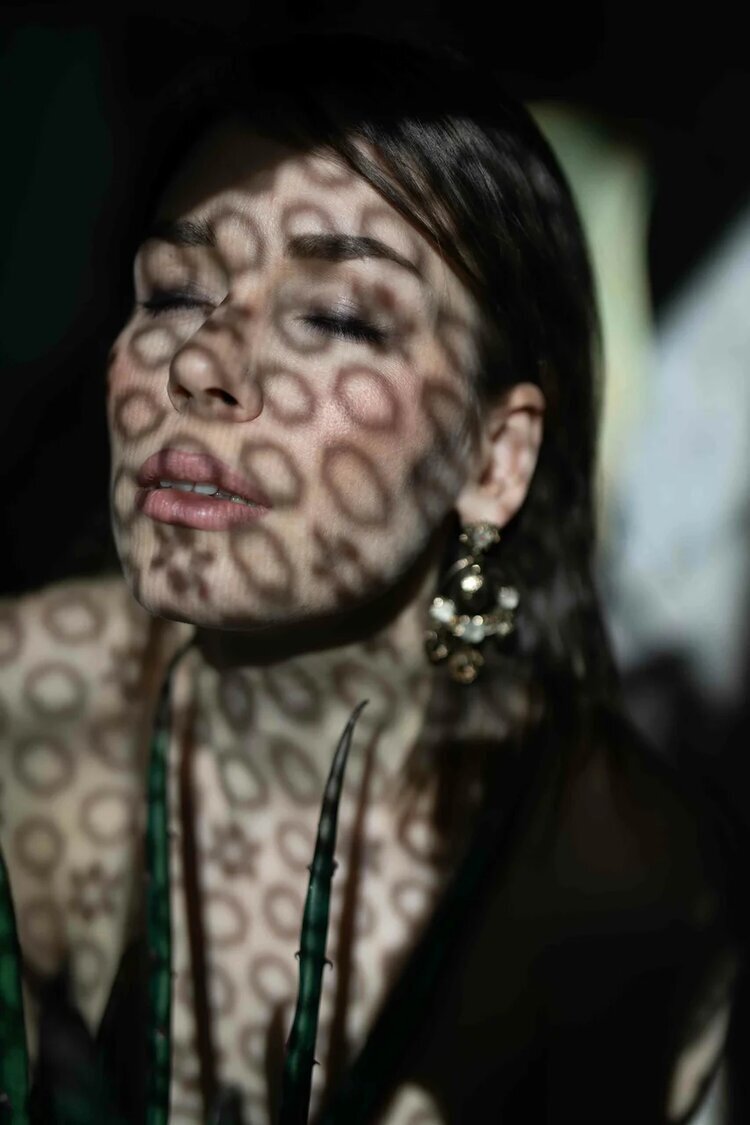 В этой фото прекрасно все макияж, аксессуары, свет, состояние, главное состояние...